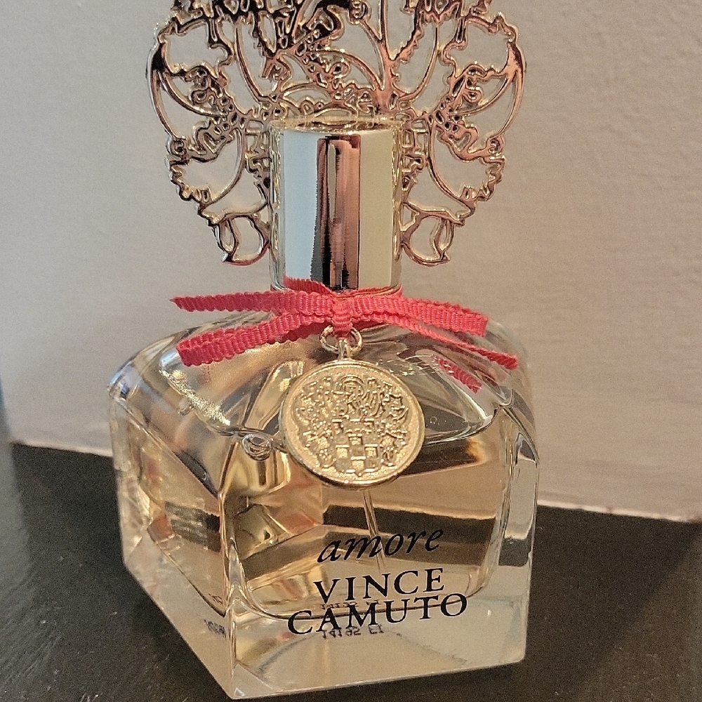 Vince Camuto Amore Eau de Parfum - Clear Glass with Pink Ribbon and Gold Accents